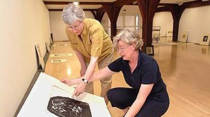 Nur knapp ein Drittel der mehr als 600 Drucke können im Spendhaus gezeigt werden. Dr. Beate Thurow (links) und Dr. Birgit Ahrens sind gerade dabei die Ausstellung zusammen zu stellen.
FOTO: TRINKHAUS