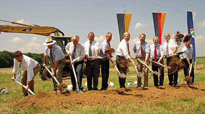 Geballte Kraft der politischen Prominenz beim ersten Spatenstich zur B 28 bei Metzingen (von rechts) Winfried Hermann, Karl-Wilhelm Röhm, Klaus Käppeler, Hubert Wicker, Achim Großmann, Rudolf Köberle, Ernst-Reinhard Beck, Dieter Hauswirth, Thomas Reumann und Dieter Hillebrand.
GEA-FOTO: PACHER