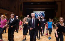 Kein Ball, auf dem nicht getanzt wird. »Line Dance«: Thomas Reumann (Mitte) und Karl-Heinz Walter (links daneben) beim Sportlerb