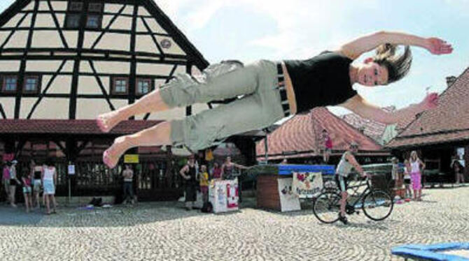 Sprünge der schrägen Art auf dem Kelternplatz.
FOTO: DIETER REISNER