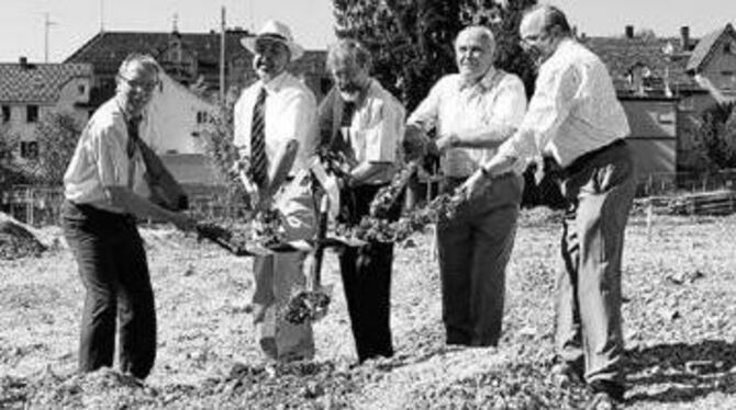 Am »Fünfer-Spaten« leisten die fünf Partner schweißtreibende Handarbeit (von links): Bruno Möws (Siedlungswerk), Landrat Thomas Reumann, Bürgermeister Rudolf Heß, Theo Brenner (Bürgerbüro) und Dr. Hartmut Fritz (Samariterstiftung).
GEA-FOTO: ESCH