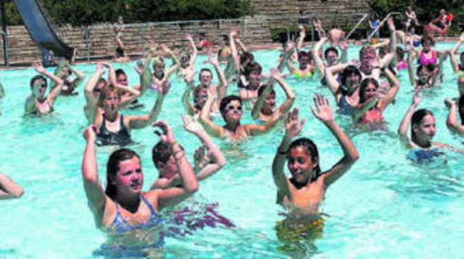 So lässt's sich auch bei sommerlichen Temperaturen locker trainieren: Die Wassergymnastik, angeboten vom TSV Eningen, lockte Jung und Alt ins kühle Nass.
FOTO: LEIPPERT