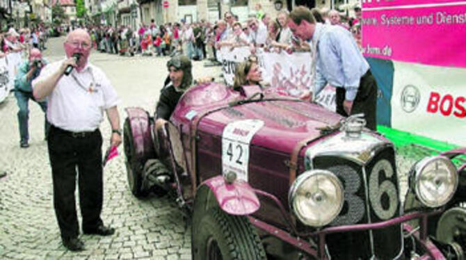 Bürgermeister Markus Ewald (rechts) begrüßt die Oldtimer der »Rallye Solitude« bei der Ankunft nach der »Schlauchprüfung« auf dem Bad Uracher Marktplatz.
FOTO: SANDER