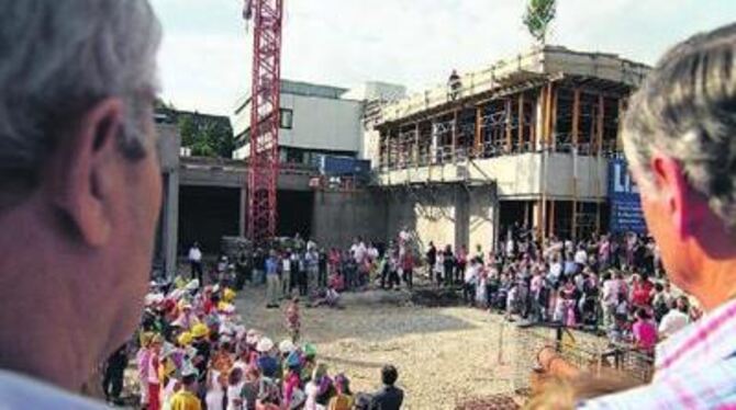 Großer Bahnhof beim Richtfest für den Erweiterungsbau des Pliezhäuser Schulzentrums.
FOTO: FINK