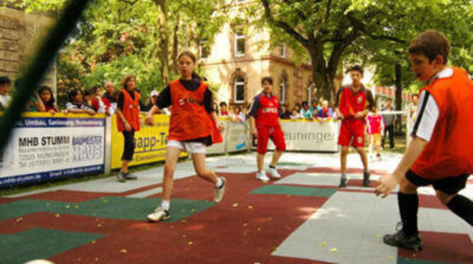 Heiß ging's her beim »Streetsoccer« in der Planie. Im Mittelpunkt stand allerdings das Fair-Play und nicht der Erfolg.
FOTO: NIETHAMMER