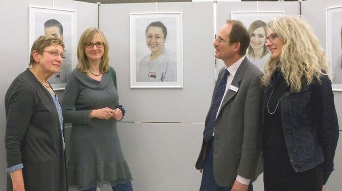 Die Ausstellungsmacher zwischen freundlich lächelnden jungen Menschen: Gisela Steinhilber (von links) und Julia Schäfer von der