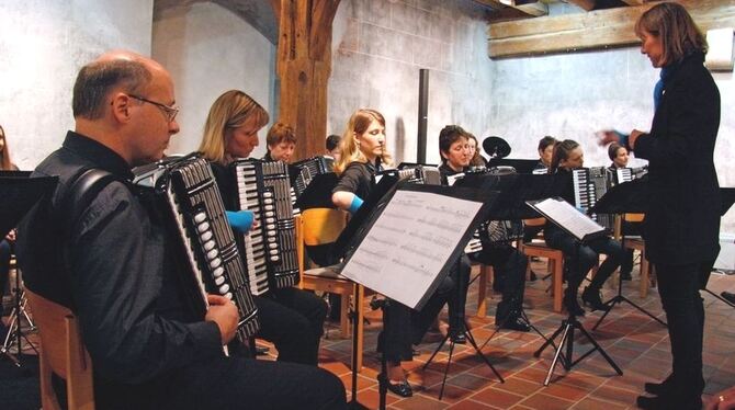 Das Akkordeon-Orchester des Albvereins Pfullingen, geleitet von Beate Fischer-Haas, begeisterte das Publikum.  FOTO: LEIPPERT