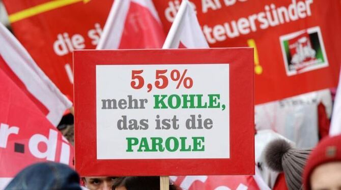 Angestellte im öffentlichen Dienst der Länder bei einem Warnstreik. Die Gewerkschaften verlangen unter anderem 5,5 Prozent me