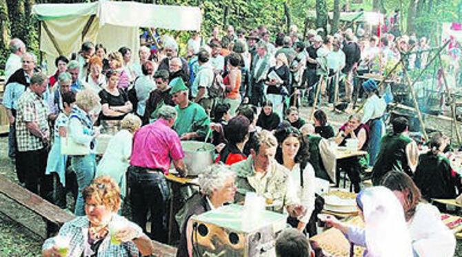 Deftigen Bohneneintopf zum Jubiläumsfest: Rund hundert Mössinger stehen fürs Abendessen Schlange.
GEA-FOTO: MEYER