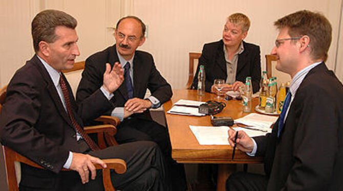 GEA-Interview in der Villa Reitzenstein: Baden-Württembergs Ministerpräsident Günther Oettinger (links) im Gespräch mit Roland Bengel, Brigitte Henkel-Waidhofer und Christoph Irion (von links).
GEA-FOTO: PACHER