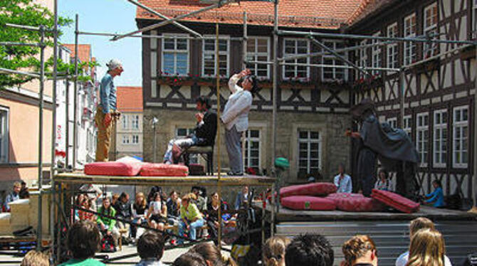 »Faust«-Spektakel im Spitalhof - hier eine Aufnahme der ersten öffentlichen Außenprobe. Von morgen bis 10. Juli wird Marlowes Stück im Sommertheater gezeigt.
FOTO: ANSTÄDT