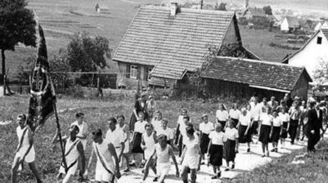 Feierlich zur Turnhalle: der TSV Kleinengstingen in den fünfziger Jahren.
FOTO: PR