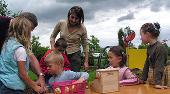 Ob an der Mohrenkopfschleuder, beim Kuchenverkauf, oder beim Schoko-Crossies-Fabrizieren: Die Sprösslinge des Pliezhäuser Kindergartens Regenbogen haben beim ersten »Café Regenbogen« am Sonntag viel geschafft und dabei ordentlich Geld locker gemacht.
FOTO: PR