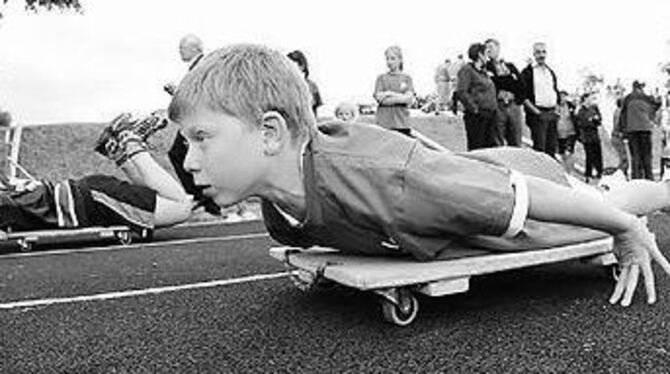 Beim Skateboarden bäuchlings über die Tartanbahn mussten die ganz Jungen ran, beim Häkeln mit Schiffsseilen die Frauen über 50 Jahre.
FOTO: REISNER