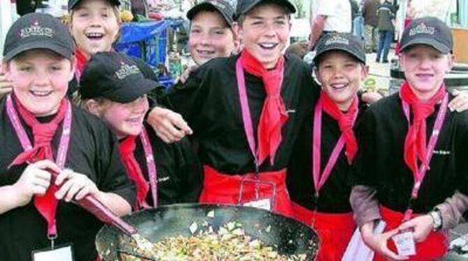 Siegen verpflichtet: Die Kinder von amtierenden Weltmeistern eifern zumindest am Grill ihren Vätern nach.
GEA-FOTO: IWA