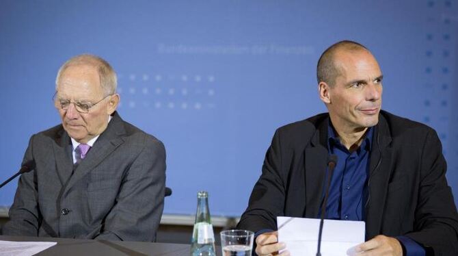 Finanzminister Schäuble (l) und sein griechischer Amtskollege Varoufakis sprechen während einer Pressekonferenz in Berlin. Fo