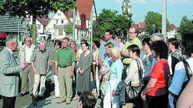 Der OB als Stadtführer: Nicht nur für Neuzugezogene ging es auf Rundgang durch Metzingen - vom Rathaus über den Lindenplatz zur Martinskirche und zum Kelternplatz.
GEA-FOTO: FÜS