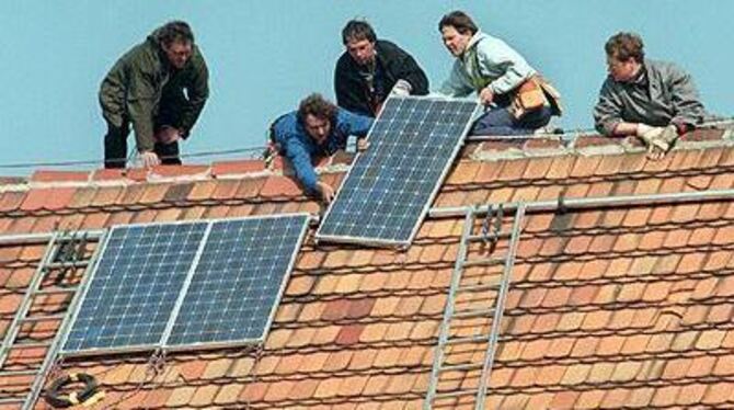 Sonnenkollektoren helfen Heizöl und Geld sparen. Bei vielen Häuslesbauern in Sonnenbühl gehören sie zum Standard.
FOTO: DPA