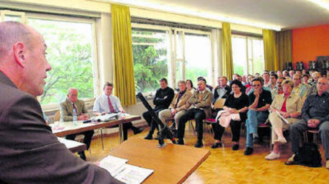 Sympathien für den Amts-Inhaber: Manfred Schmiderer (am Pult) musste keine kritischen Fragen beantworten.
FOTO: TRINKHAUS