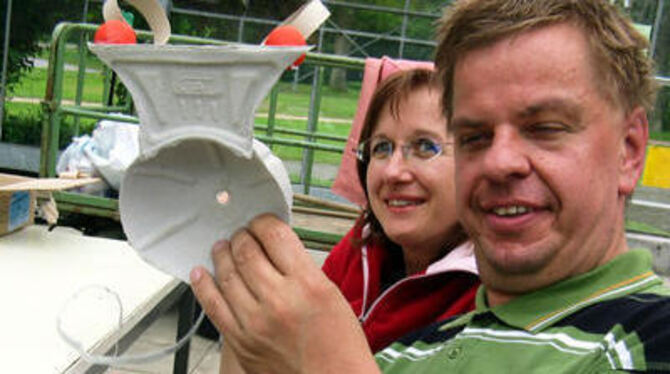 Ohrenbasteln im Park: Ulrich Klaus hat sich eine besonders eigenwillige Ohrenform ausgedacht.
FOTO: SCHINDLER