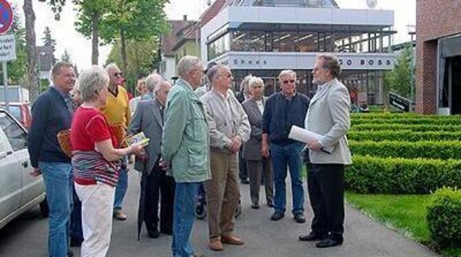 Stadtführung: Senioren und Planungsamts-Chef im Fabrikverkaufs-Gelände.
FOTO: PR