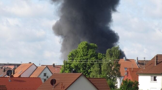 Unheilvolle Rauchsäule über Donnstetten. Gegen 9 Uhr wird in einem Gewerbegebiet ein brennender Wohnwagen entdeckt. Das Feuer br