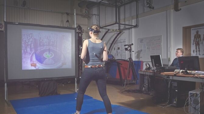 So sieht das aus:  Fitness-Training mit einem Exergame.  Die  Bewegungen  werden  mit  einem ultramodernen Motion-Capture-System