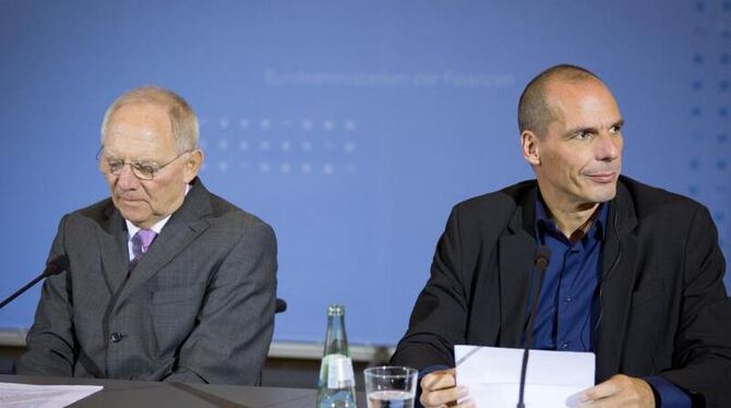 Gute Laune sieht anders aus: Bundesfinanzminister Schäuble und sein griechischer Amtskollege Varoufakis auf einer Pressekonfe