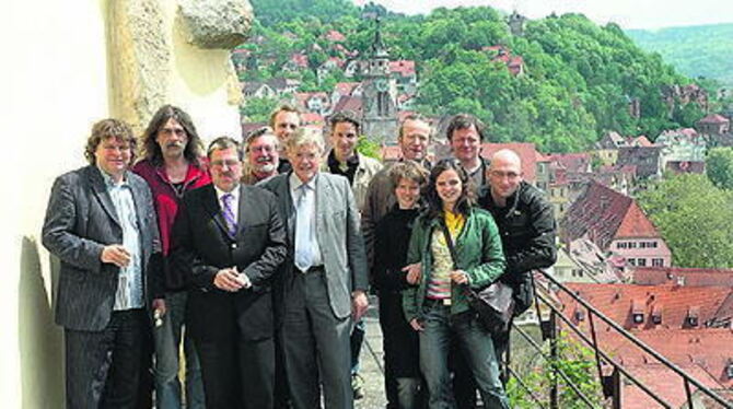 Nicht alles Schauspieler : von links nach rechts Uwe Zellmer (Autor, Theater-Lindenhof-Präsident), Heiner Kondschak (Regisseur), Ulrich Klingler (Leiter Stadthalle Balingen, Mitveranstalter), Wilfried Setzler (Leiter Kulturamt Tübingen), Hardy Lutscher (Schauspieler), Eberhard Schaich (Rektor Uni Tübingen), Patrick B. Almoslechner (Regie-Assistent), Linda Schlepps (Schauspielerin), Berthold Biesinger (Schauspieler), Cathrin Zellmer (Schauspielerin), Michael Giese (Schauspieler), Christian Sunkel (Schauspieler).
FOTO: MSC