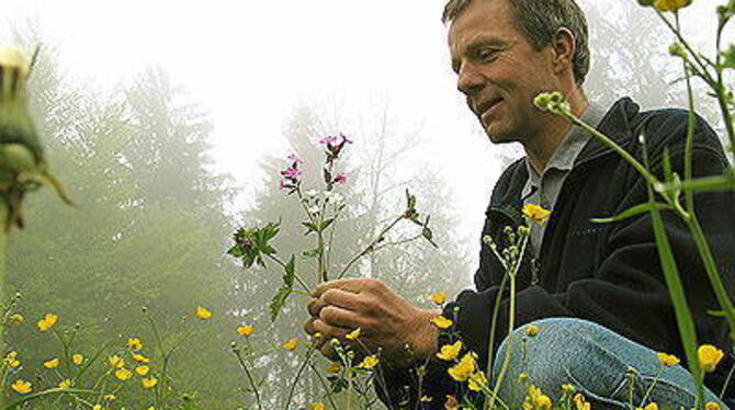 Lichtnelke, Rotklee, Storchschnabel: Rainer Oppermann mit einigen der Kennarten für artenreiche Wiesen.
GEA-FOTO: DEW