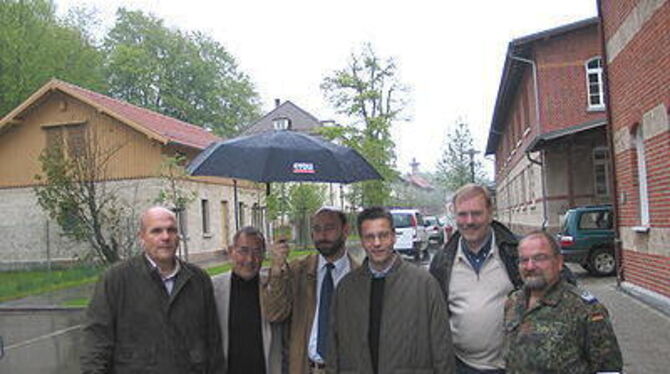 Kennenlern-Tour durch den Truppenübungsplatz: Am Schlagbaum im Alten Lager stehen (von links) die CDU-Abgeordneten Karl-Wilhelm Röhm und Ernst-Reinhard Beck, der Stadtverbandsvorsitzenden Gunter Wagler, Landwirtschaftsminister Peter Hauk, Regierungspräsident Hubert Wicker und Oberstleutnant Dieter Kargl.
GEA-FOTO: DEW