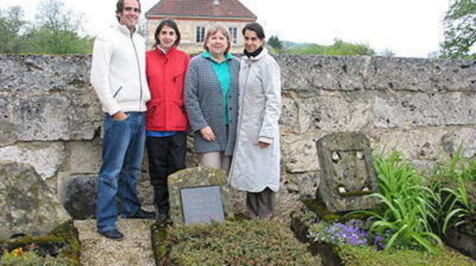 Gudrun Ahmed und ihre Kinder, aus London und Pakistan angereist, am Grab ihres Großvaters Johannes Griesinger.
FOTO: GENTILE