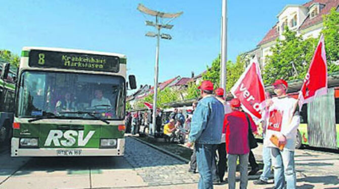 Zum Warnstreik von der Gewerkschaft Verdi aufgerufen wurden gestern am ZOB die Busfahrer.
FOTO: TRINKHAUS