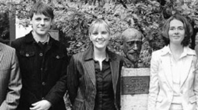 Gruppenbild mit Preisträgern (v.l.): Fördervereinsvorsitzender Andreas Kurz, Heiko Wilderotter, Sara Haid, Ines Lehmann und Hochschulrektor Professor Dr. Georg Obieglo.
FOTO: NIETHAMMER