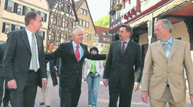 Gute Stimmung: Der baden-württembergische Justizminister Ulrich Goll besuchte am Mittwochabend Bad Urach. Er schlenderte mit Bürgermeister Markus Ewald (links) und Walter Vatter und Otto Jetter (rechts) von der FDP über den Marktplatz.
FOTO: GERLINDE TRINKHAUS