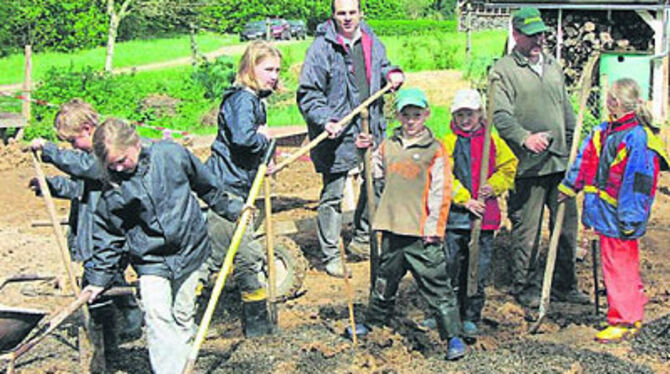 Kleine Künstler am Werk: Mit Eifer arbeiten diese beiden Jungen Skulpturen aus weißen Ytong-Steinen.
FOTO: ALBRECHT