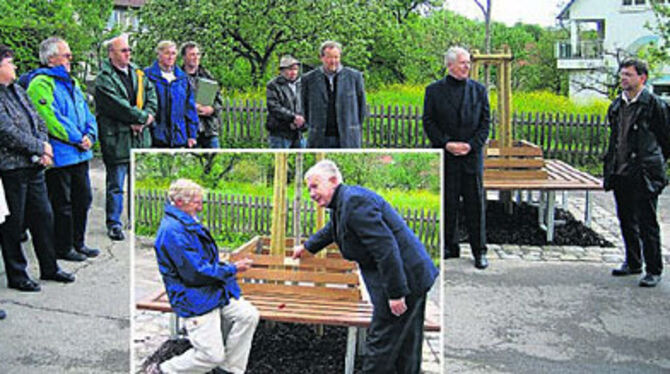 Baum und Bank fürs Obstbaumuseum vom Verschönerungsverein: Ado Kern und OB Hauswirth bringen das Schild an.
GEA-FOTO: RUT