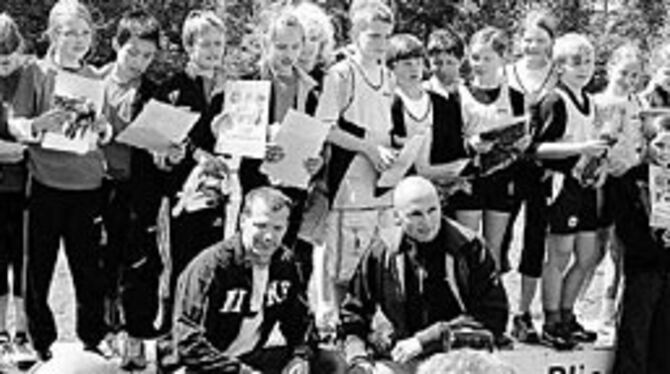 Die siegreichen Bambini-Staffeln der Region mit den Goldjungs Tobias Unger (vorne links) und Nils Schumann im Schönbuch-Stadion.
FOTO: HANS-JÖRG MÜLLER