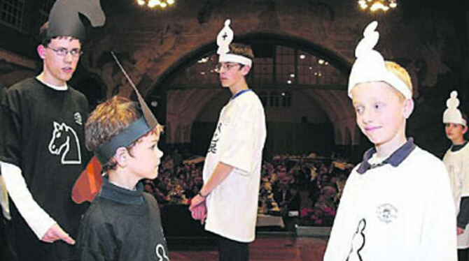 Als lebende Schachfiguren spielte die Jugend der Schachfreunde beim Festabend in den Pfullinger Hallen eine knifflige Partie zweier berühmter Meister des Schachspiels nach.
FOTO: REISNER