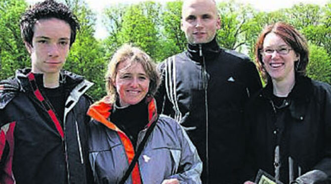 Olympiasieger Nils Schumann (Zweiter von rechts) mit den GEA-Kartengewinnern.
FOTO: HAJO