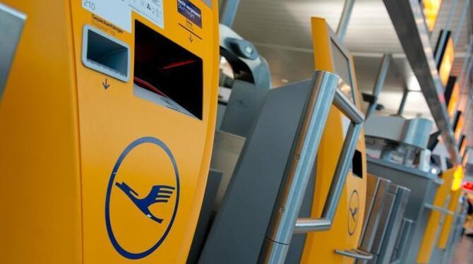 Leere Check-In-Schalter der Lufthansa am Flughafen in München. Foto: Sven Hoppe/Illustration