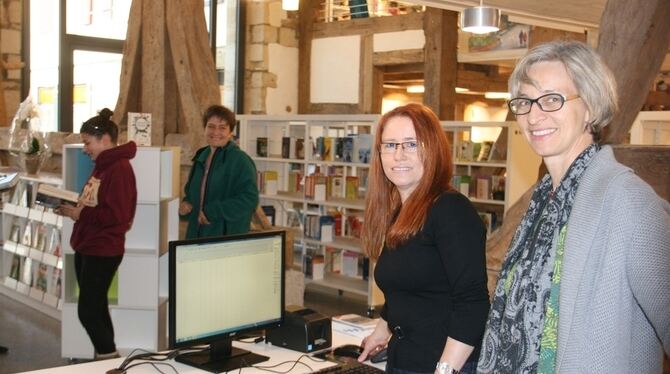 Kaum war die Tür geöffnet, konnten Martina Hanisch (rechts) und Karin Föll neugierige Bücherfreunde begrüßen.