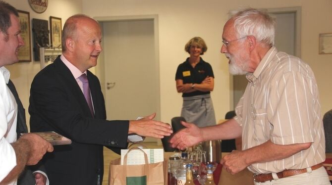 Alblinsen und Information vom Anbauer Woldemar Mammel (rechts) im August 2013 für den liberalen Europapolitiker Michael Theurer.