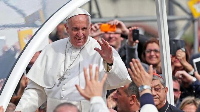 Papst Franziskus wird auf der Piazza del Plebiscito in Neapel begeistert empfangen. Foto: Alessandro Di Meo