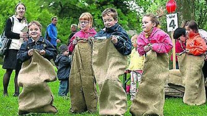 Uuund hopp, und hopp! Spaß auf der Spielwiese. 
FOTO: TRINKHAUS