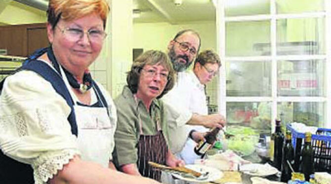 Heute kocht das Jubiläumskomitee für die ehrenamtlichen Helfer des Lobbyrestaurants: Elvira Laraia, Petra Emms, Günter Wieland, Gisela Steinhilber (von links).
FOTO: BAIER