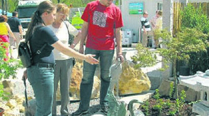 Farbe bekennen bei der DGB-Maikundgebung - und sei's nur durch die Blume. Doch gestern kamen weniger Besucher als in den Vorjahren auf den Reutlinger Marktplatz.
GEA-FOTOS: PACHER