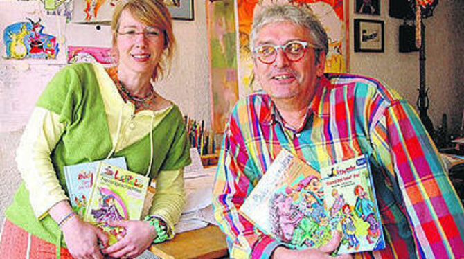 Von wegen brotlose Kunst: die beiden Wahl-Reutlinger Karin Schliehe und Bernhard Mark bebildern Kinderbücher vieler großer Verlage. Sogar in koreanischen Kinderzimmern sind ihre Illustrationen zu finden.
GEA-FOTO: PACHER