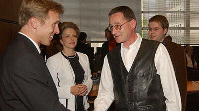 Gratulation für den neuen Reutlinger Finanzbürgermeister: Peter Rist (links) mit Dr. Werner-Felix Schobel (rechts), dazwischen Oberbürgermeisterin Barbara Bosch.
FOTO: NIETHAMMER