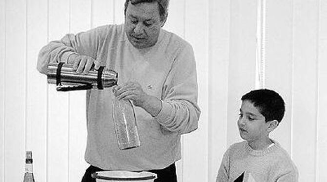 Bei einigen Experimenten war Christoph Biemann auf die Hilfe der Kinder angewiesen.
FOTO: KAY